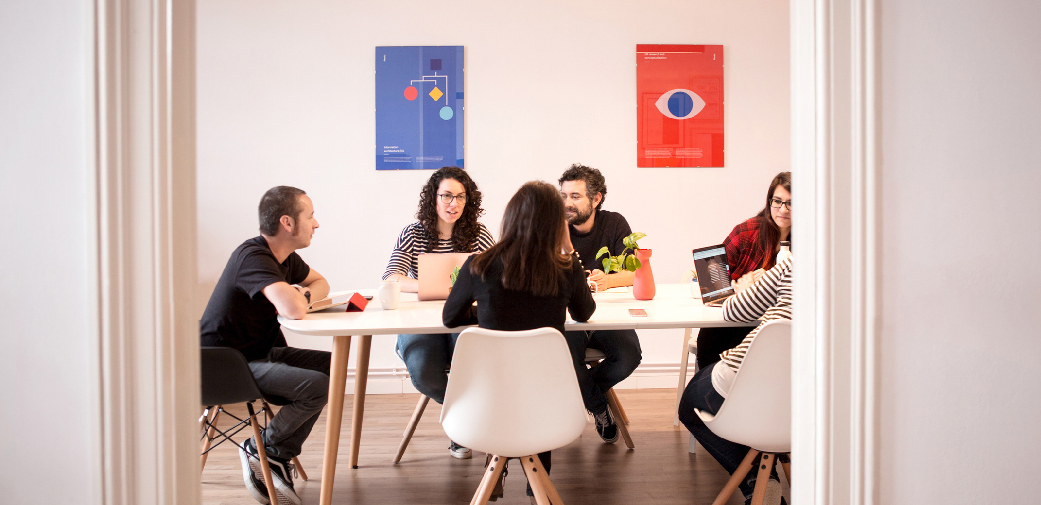Equipo de Plastic trabajando en la estratégia del proyecto