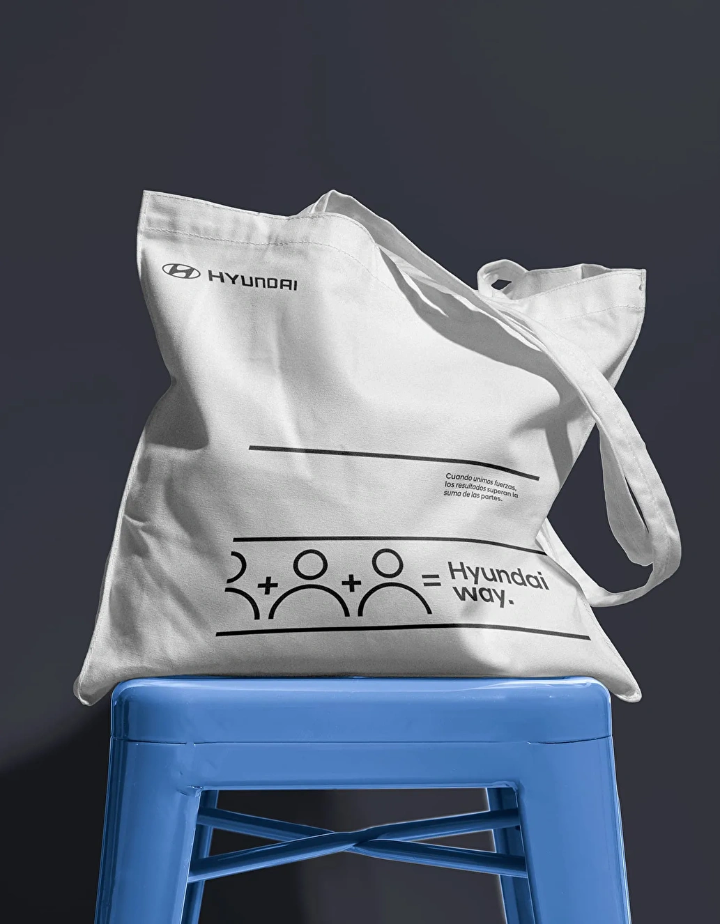 Bolsa de tela con la identidad visual del evento de Hyundai, diseñada por Plastic Design para el evento corporativo, aplicada en todos los materiales del evento.