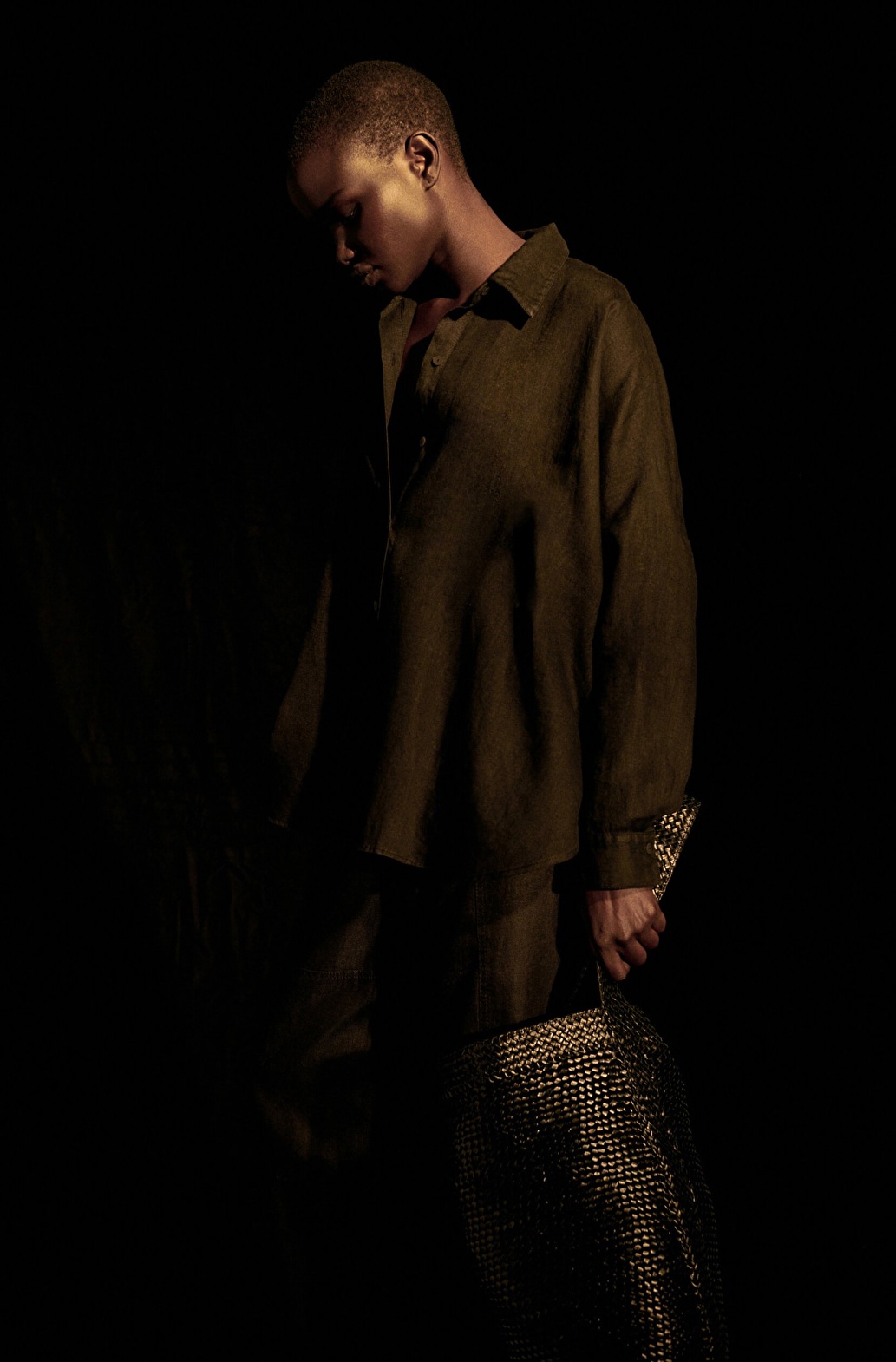 Modelo con ropa neutra de Massimo Dutti.