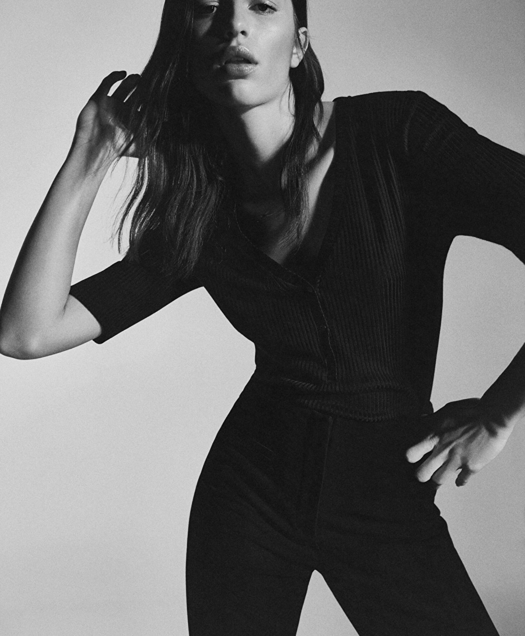 Modelo luciendo ropa neutra de Massimo Dutti.