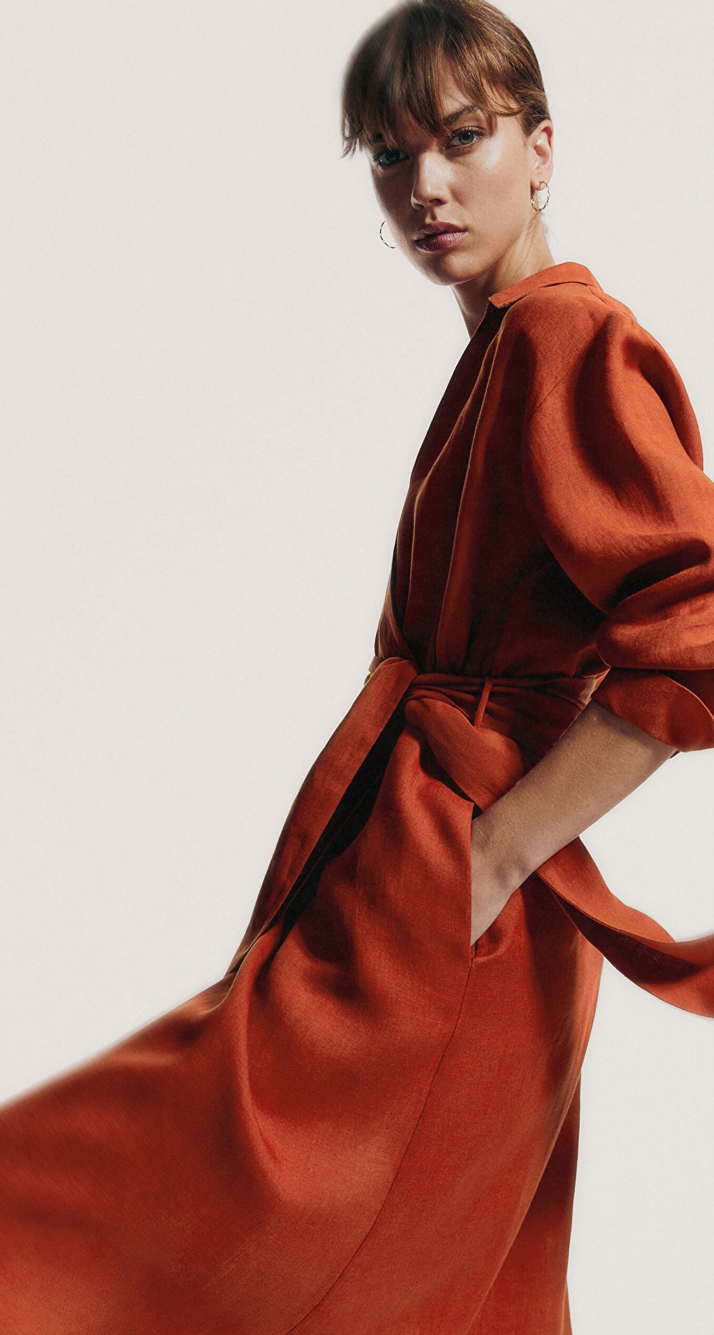 Modelo luciendo un vestido liso de Massimo Dutti.