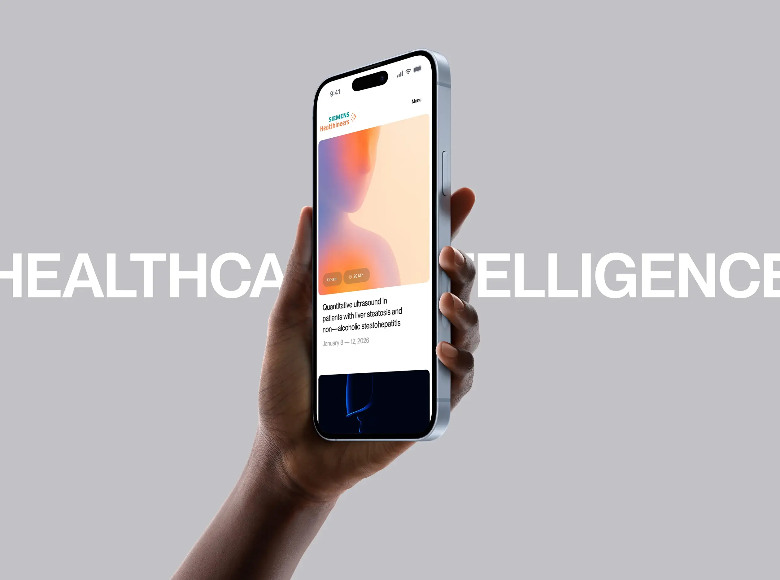 Mano sosteniendo un móvil con contenido del Content Hub de Siemens Healthineers, ante el texto Healthcare Intelligence.