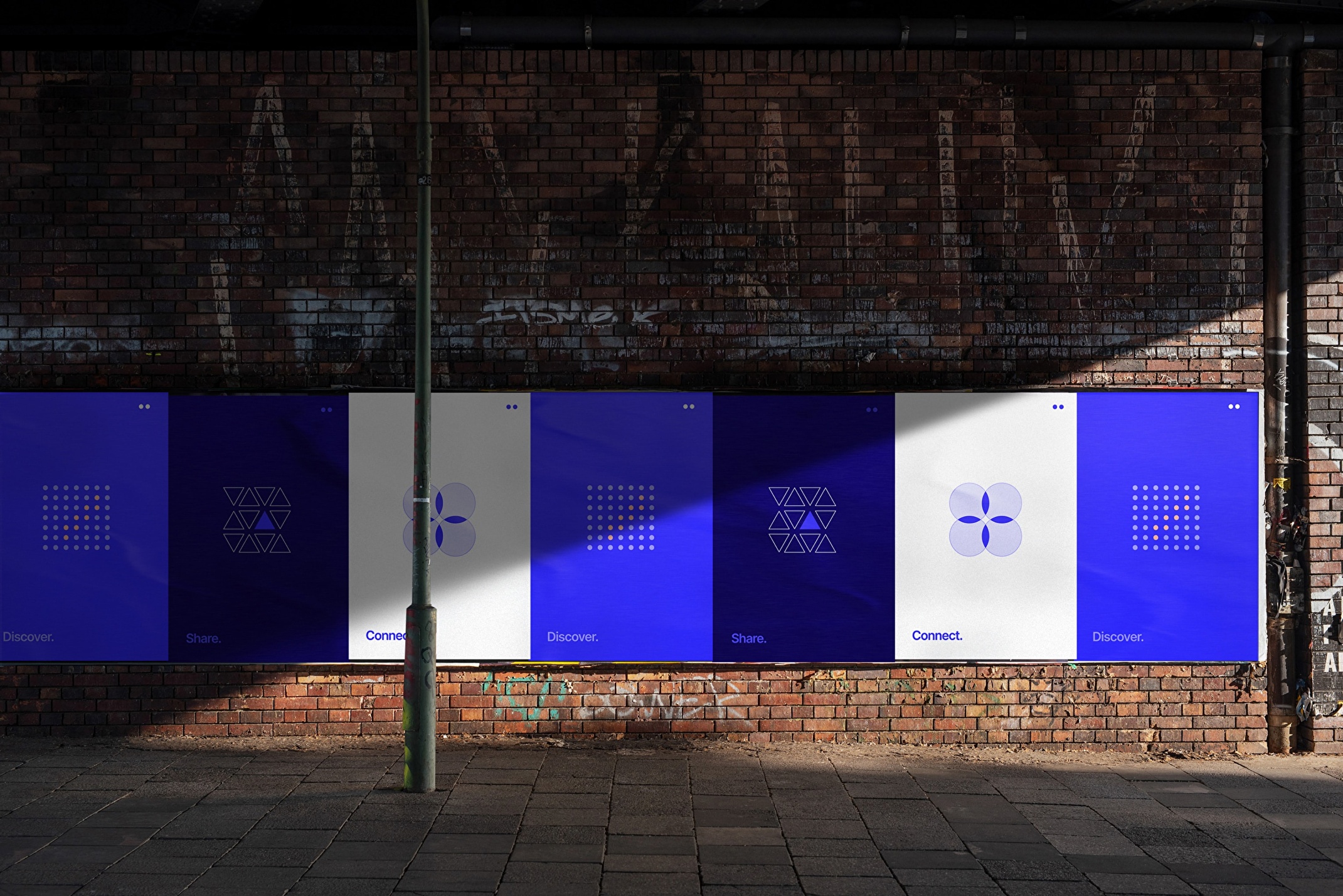 Conjunto de pósters en la pared de diseños visuales que muestran los beneficios para la marca.