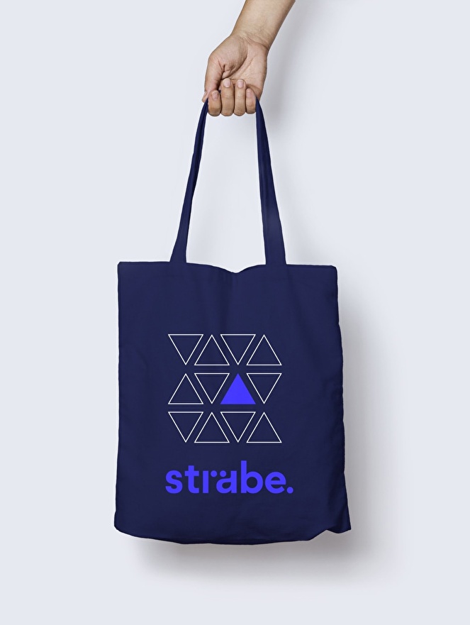 Implementación de la identidad visual en una Tote bag.