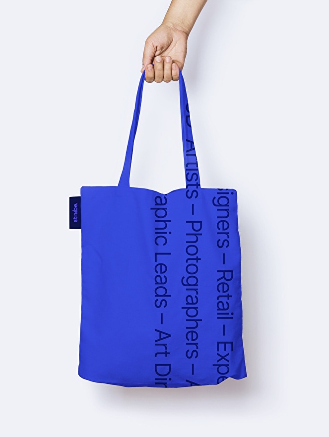 Implementación de la identidad visual en una Tote bag.